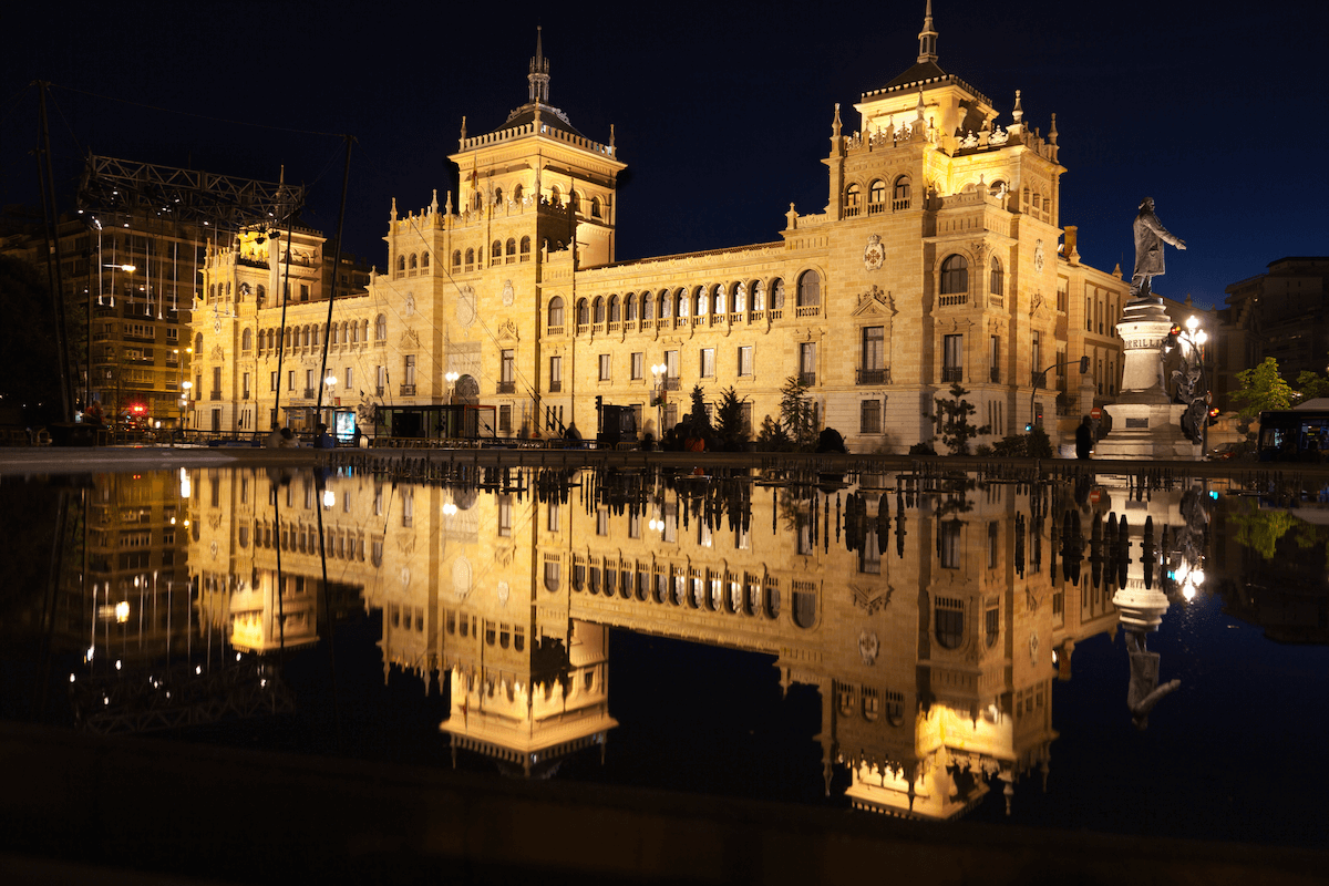 La academia de caballería iluminada por la noche.