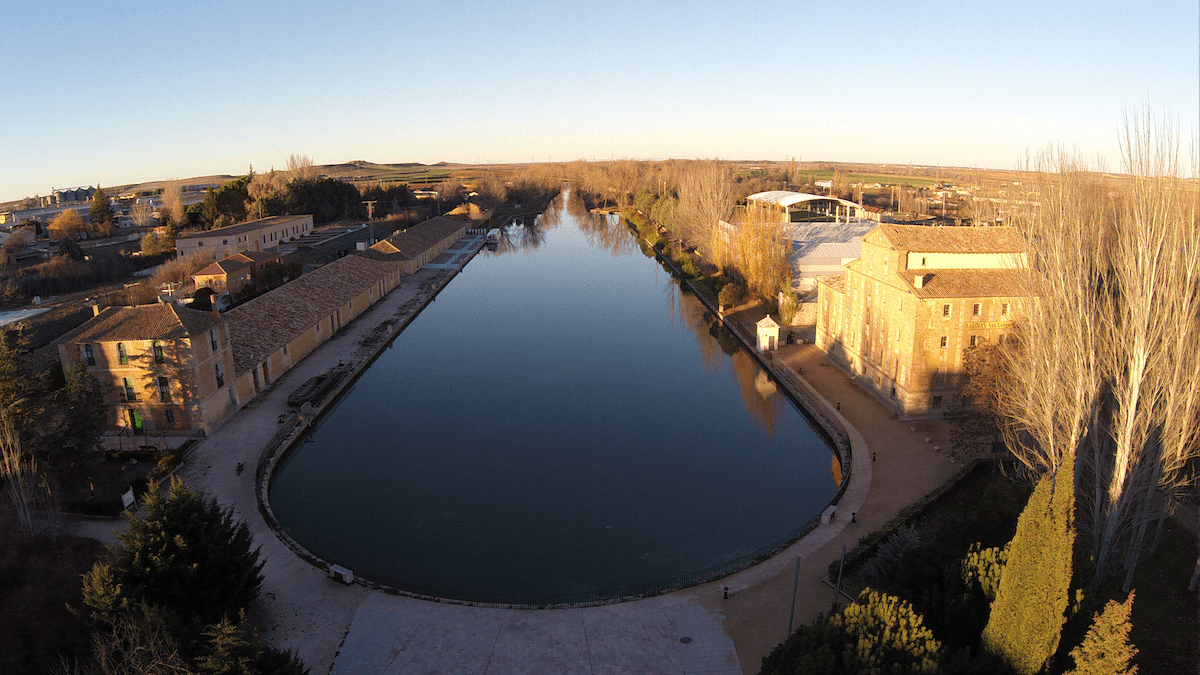 Dársena del Canal de Castilla en Medina de Rioseco.