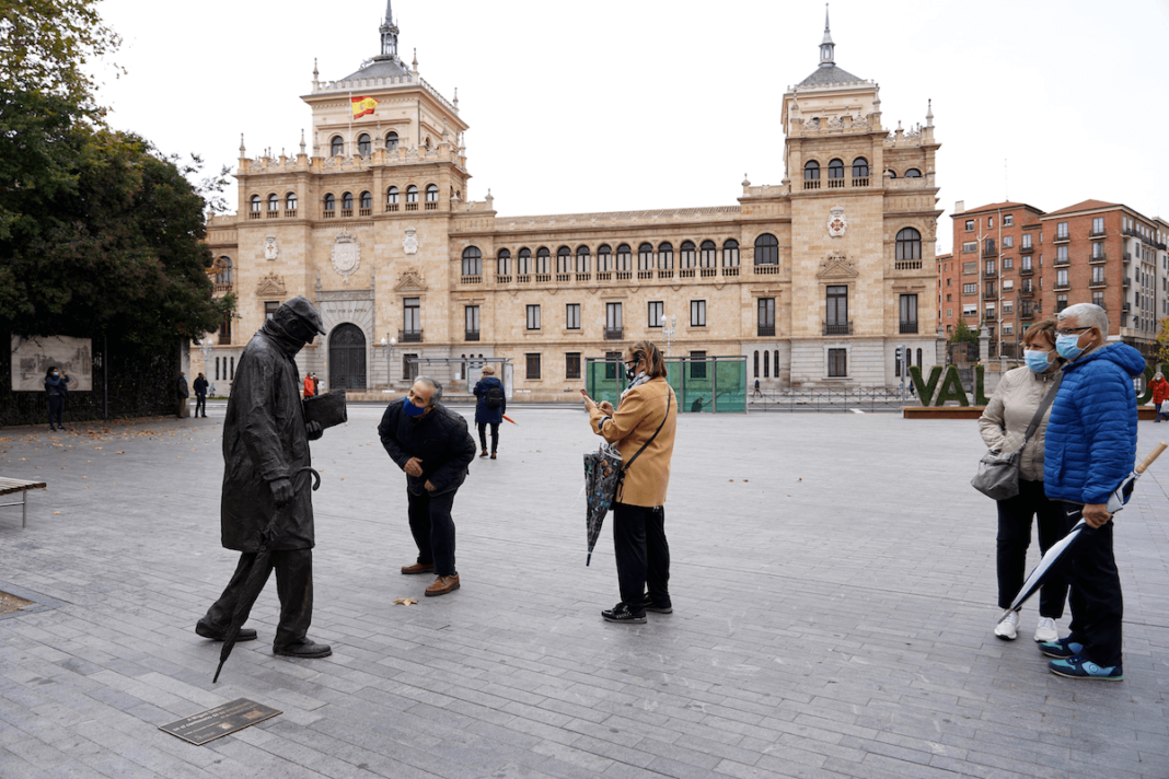 Estatua dedicada a Miguel Delibes, en Valladolid