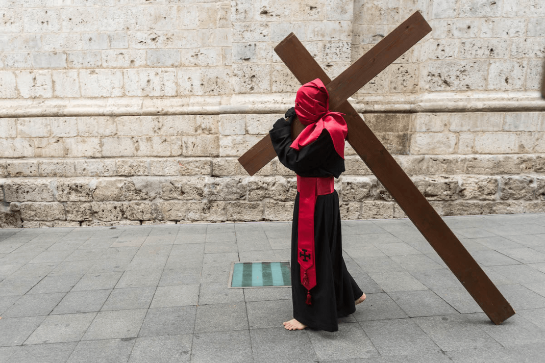 Cofrade de la Hermandad del Cristo de la Luz, Valladolid