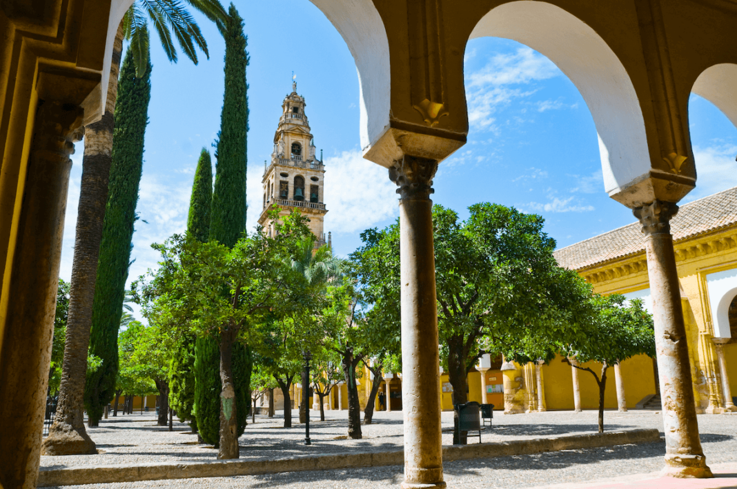 Patio de los naranjos en el jardín de la Mezquita de Córdoba, España