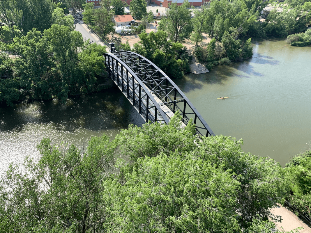 Vista aérea del Puente Colgante de Valladolid, el segundo más antiguo de la ciudad