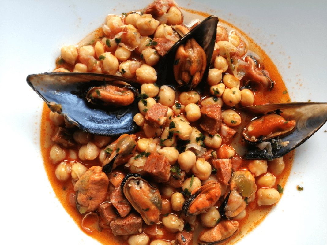 Garbanzos con mejillones y chorizo, un plato sencillo de hacer y muy económico