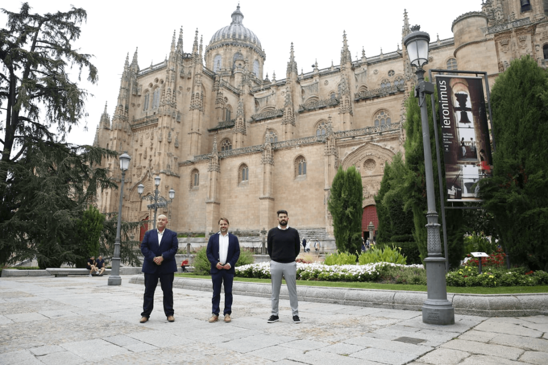 Los concejales de Turismo de Salamanca, Ávila y Alba de Tormes, en la plaza de Anaya, delante de la Catedral Nueva de Salamanca