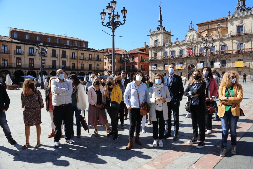 La plaza mayor de León acoge la exposición Visit Spain