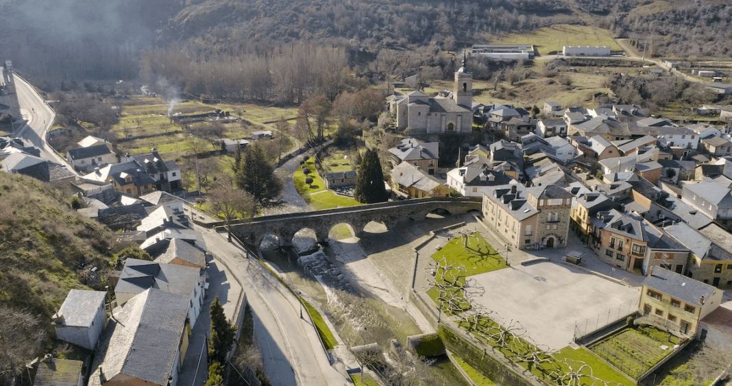 Molinaseca Molinaseca es una villa de León que presenta un conjunto histórico artístico de primer nivel. Forma parte del Camino de Santiago Francés