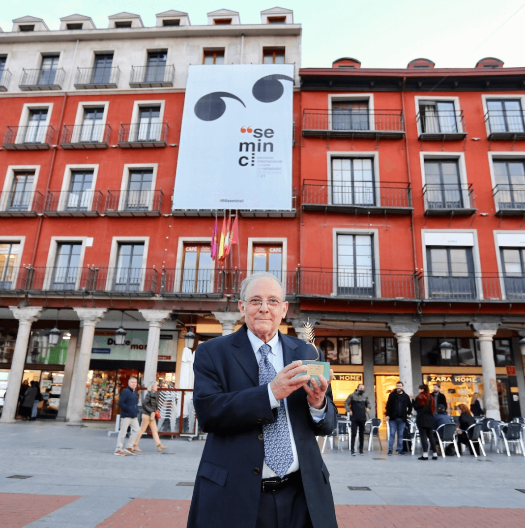 Emilio Gutiérrez Caba con la Espiga en su mano en la Plaza Mayor de Valladolid
