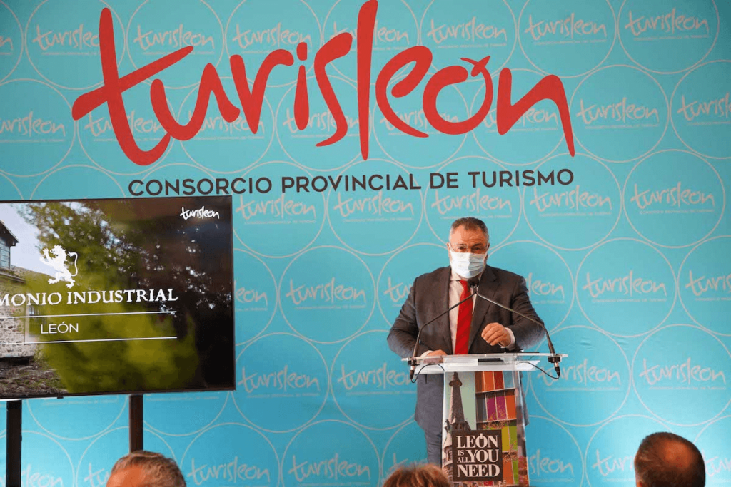 El presidente de la Diputación de León y del Consorcio de Turismo de la provincia presenta la oferta turística en Intur 2021