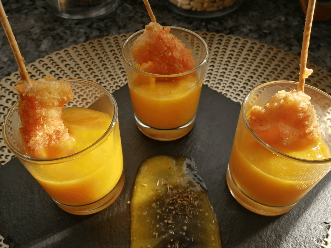 Chupito de mango con gambón crujiente, un plato sencillo y con mucho sabor