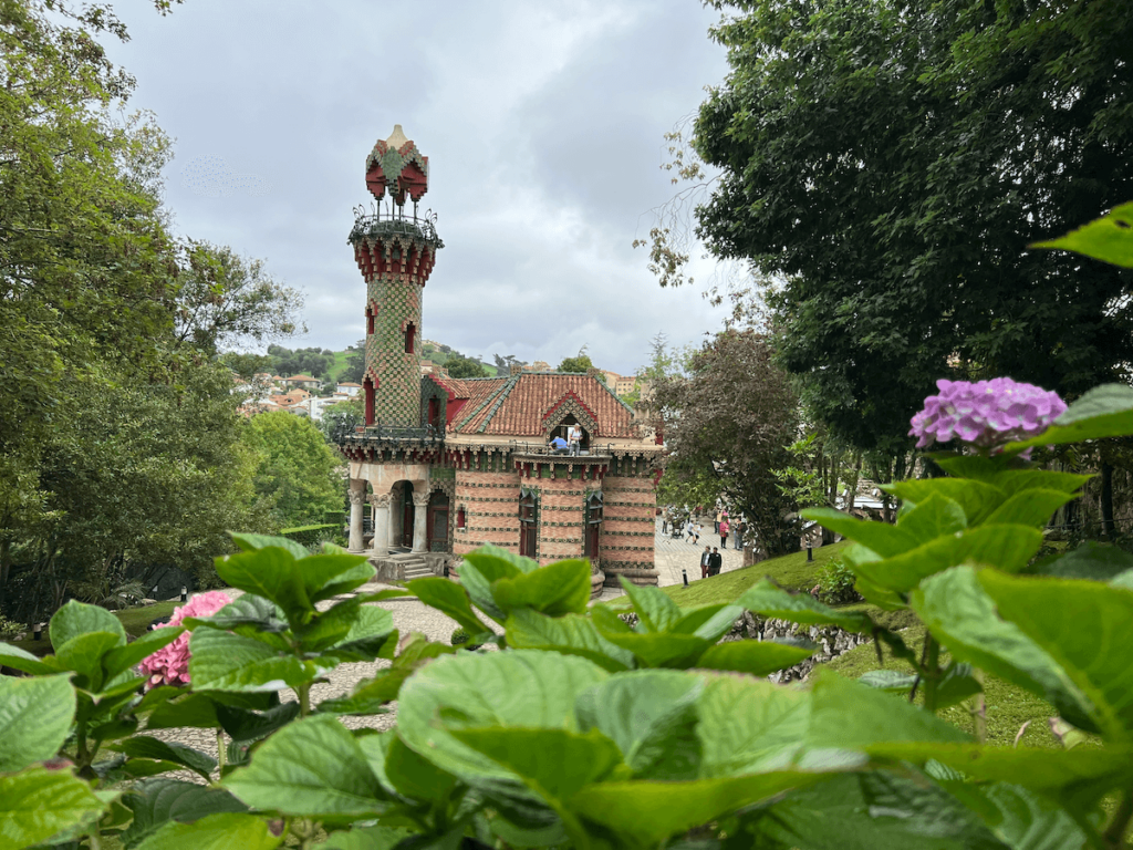 El Capricho de Gaudí en Comillas, Cantabria, un ejemplo de modernismo del genial arquitecto fuera de Cataluña