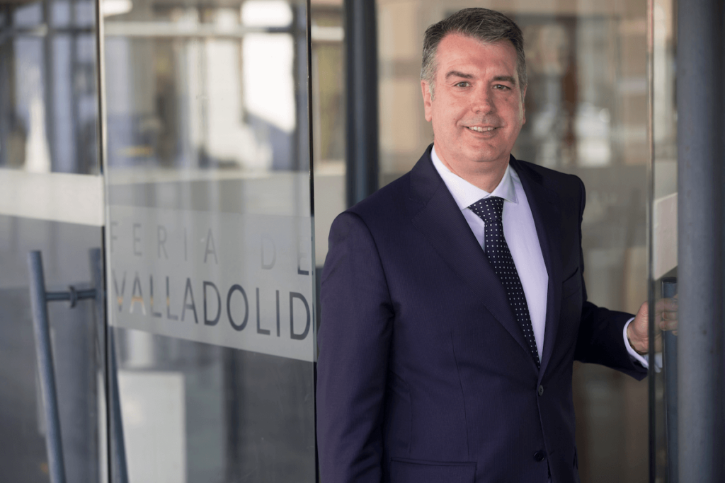 Alberto Alonso, director general de la Feria de Valladolid, posa a la entrada del recinto que acoge Intur
