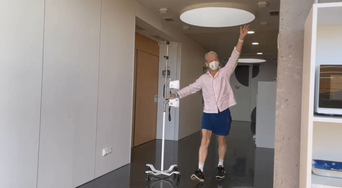 El peregrino Carlos Álvarez de Toledo y Satrústegui, realizando el Camino de Santiago en los pasillos de un centro hospitalario