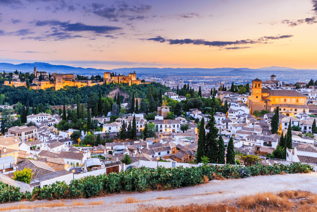Granada, una de las cinco ciudades españolas con mayor masificación turística por habitante