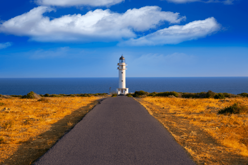 Formentera, la isla pequeña de Baleares, tiene dos faros que merecen una visita tranquila