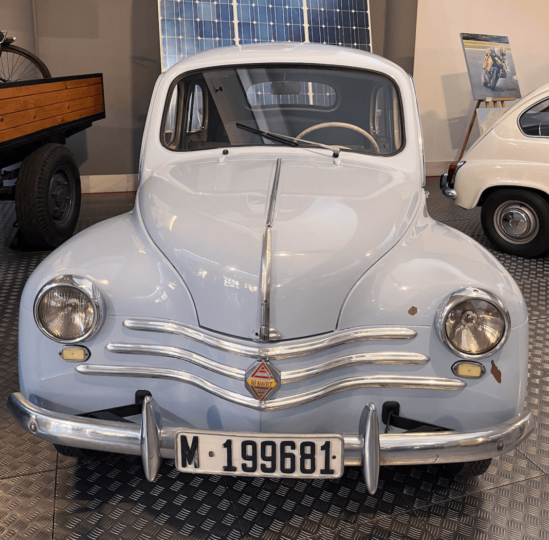 Vehículo Renault 4/4 que se expone en el Museo de la Historia de la Automoción de Salamanca