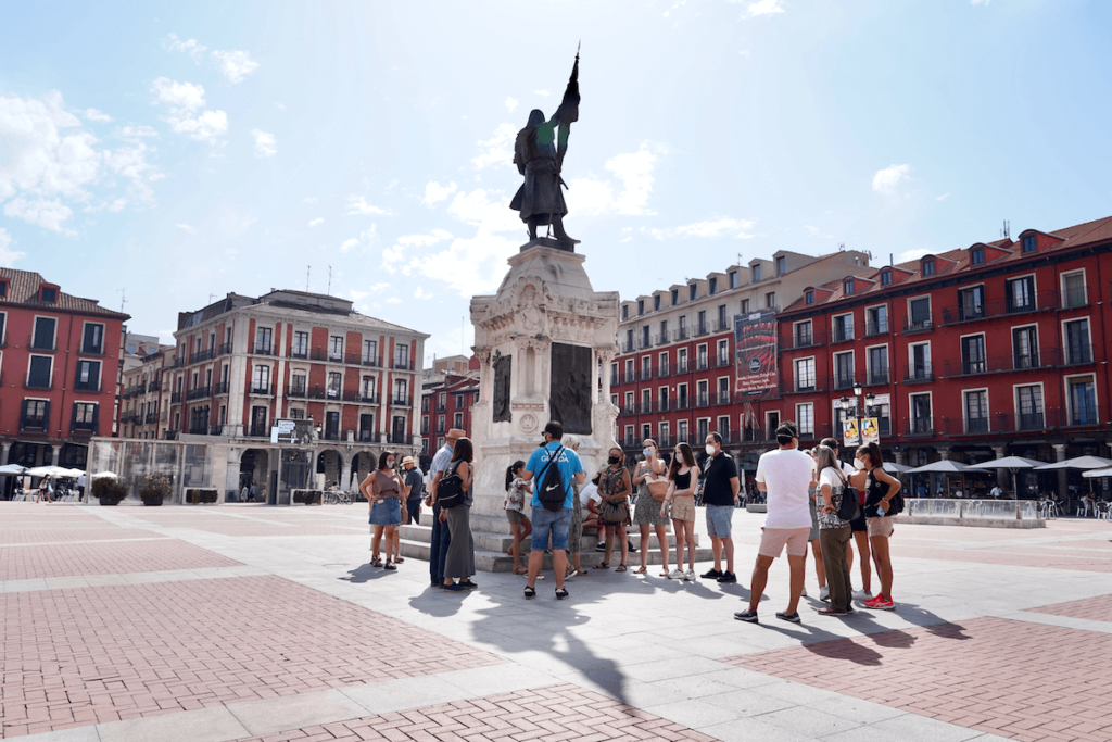 Un grupo de turistas observa la estatua del Conde Ansúrez, en la plaza Mayor de Valladolid, ciudad natal de la nueva Ministra de Igualdad, Ana Redondo