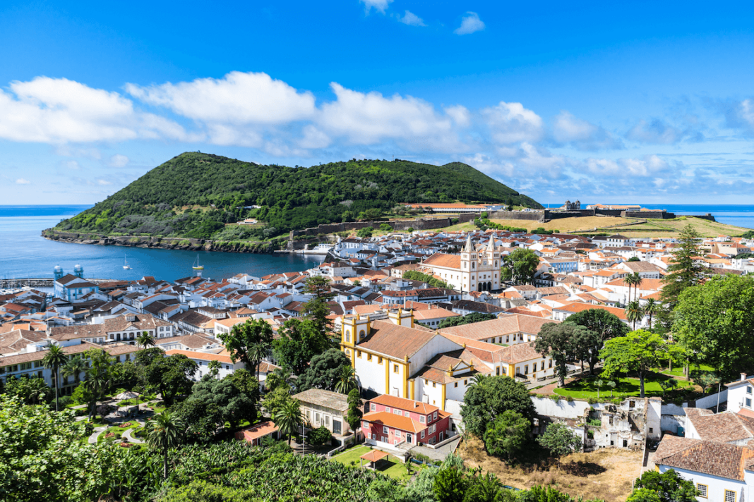 vistasok ciudad Vista de Angra do Heroísmo, Patrimonio de la Humanidad, en la isla de Terceira (Las Azores)