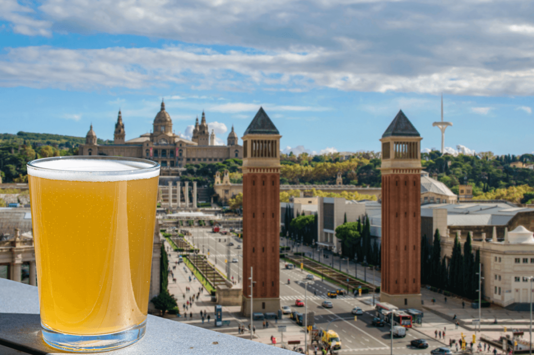 Cervezas en una terraza con vistas a la plaza de España en Barcelona, España