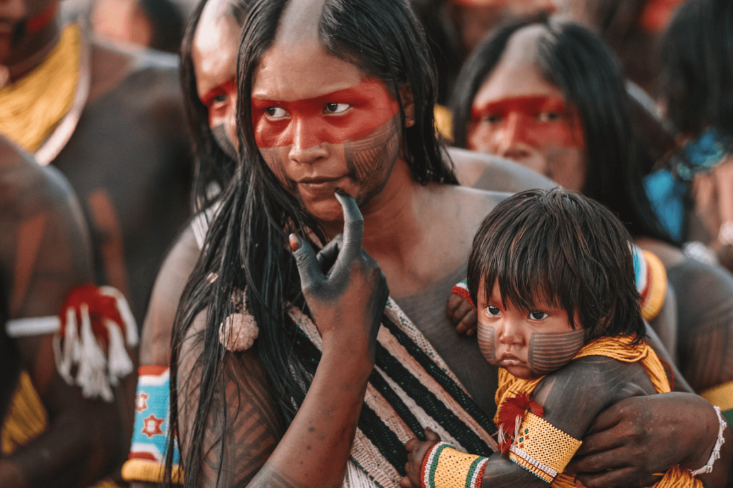 Cultura indígena en la Amazonia de Brasil, uno de los atractivos de un viaje sostenible y de inmersión en el país carioca