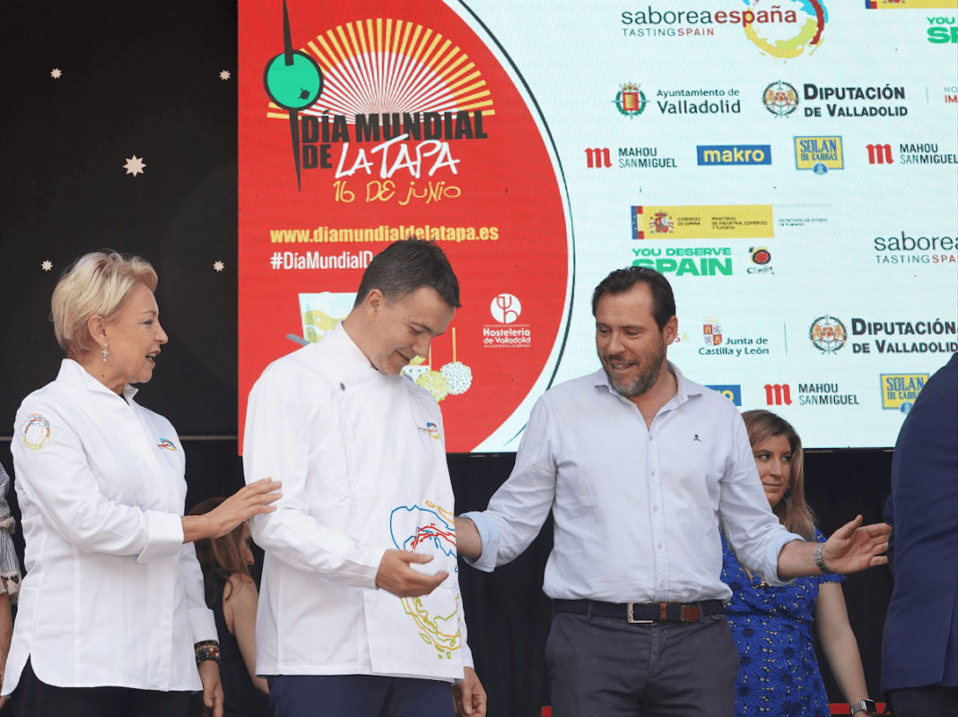 El ministro de Turismo, Héctor Gómez, junto al alcalde en funciones de Valladolid, Óscar Puente