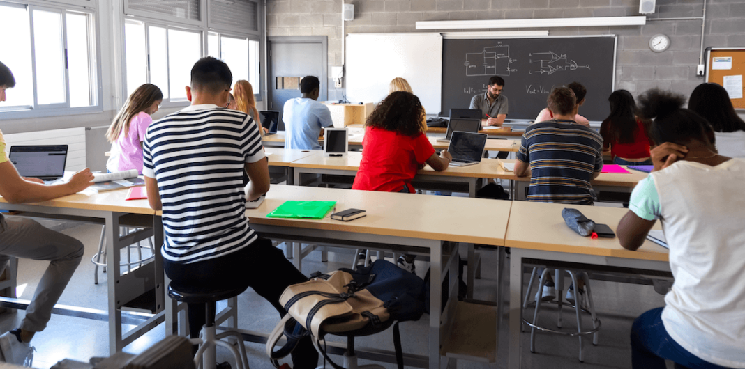 Estudiantes de varios países en una clase