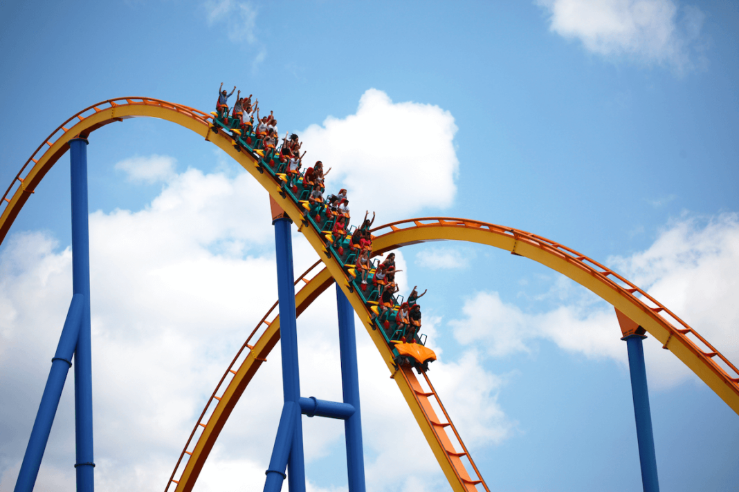 Una montaña rusa en uno de los parques de atracciones que suponen una oferta de ocio ideal en vacaciones de verano