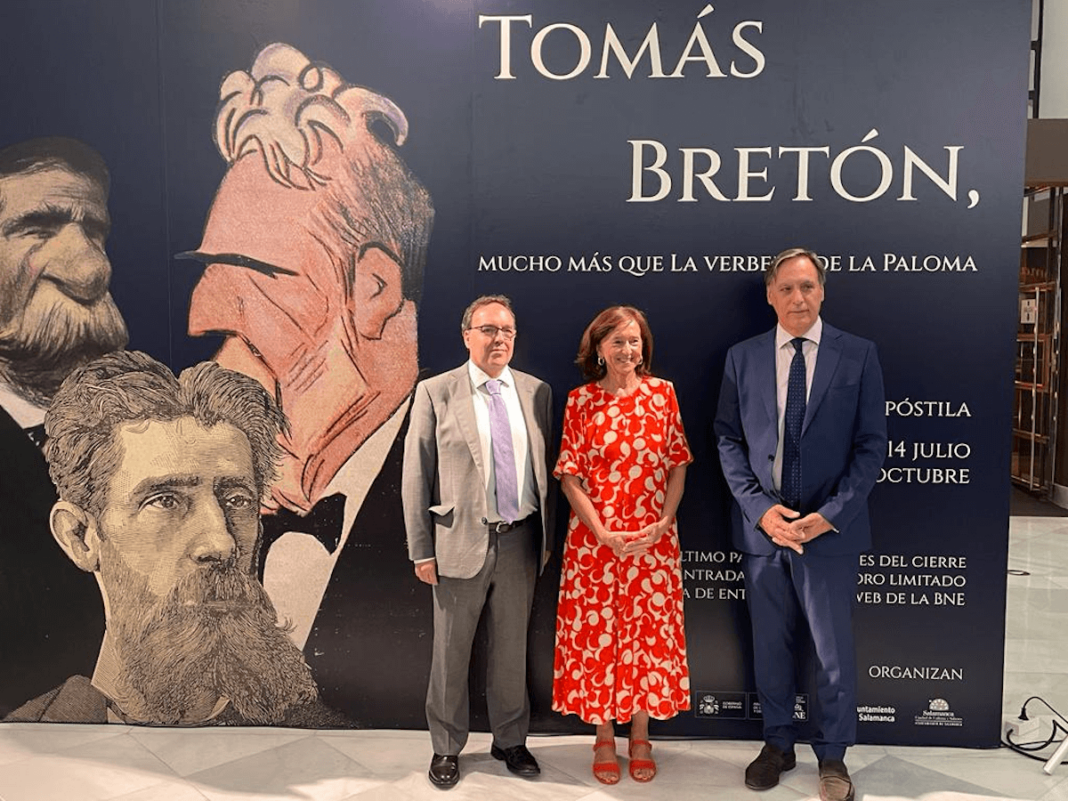El alcalde de Salamnca (a la derecha de la imagen) y la diretora de la Biblioteca Nacional de España, en la inauguración de la muestra dedicada al músico salmantino Tomás Bretón en el centenario de su muerte
