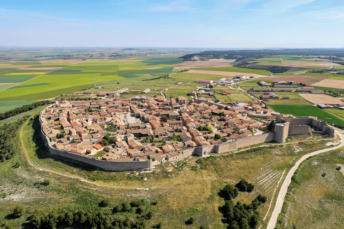 Vista aérea de Urueña y su muralla.