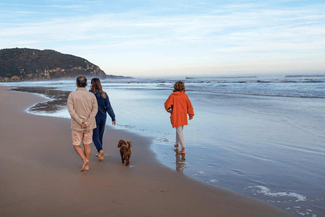 Una familia camina por la playa de Berria, Santoña, en Cantabria