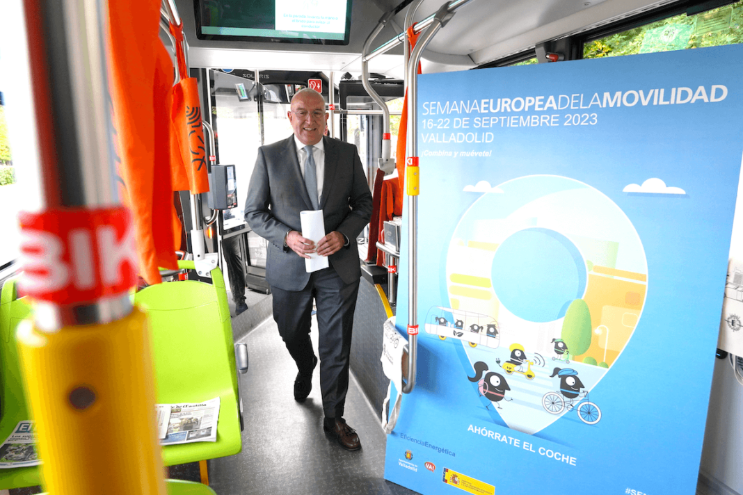 El alcalde de Valladolid, Jesús Julio Carnero, presenta en un bus urbano las actividades de la Semana de la Movilidad