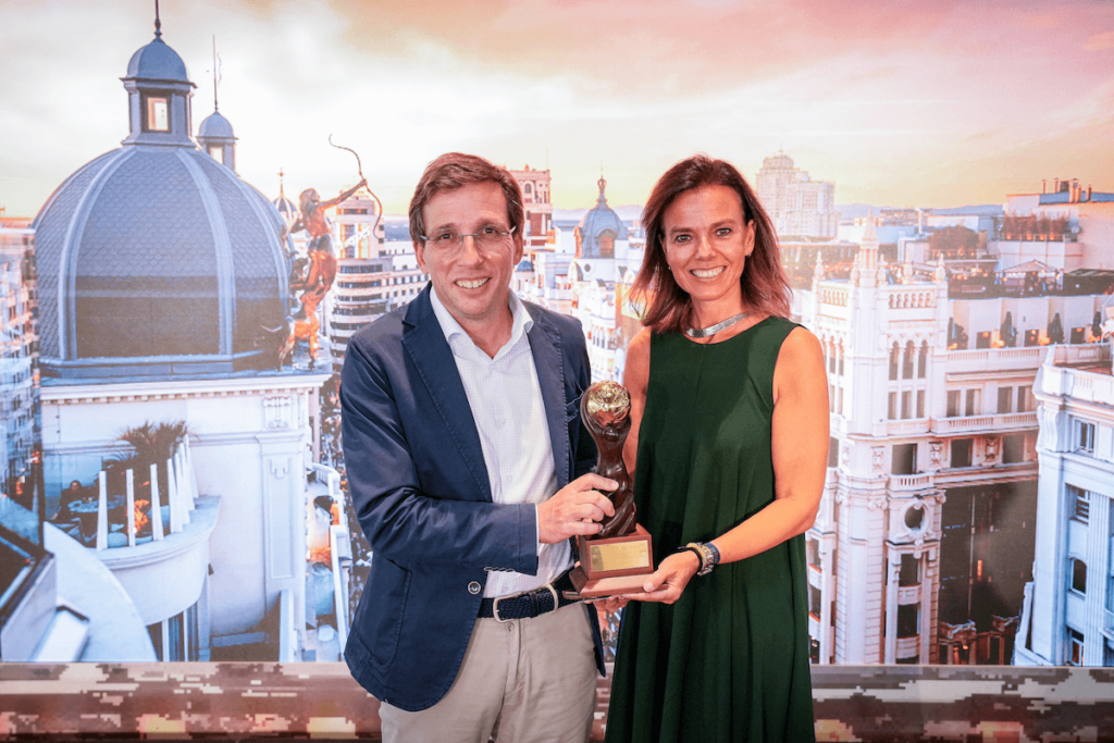 José Luis Martínez-Almeida, alcalde de Madrid, junto a  la delegada de Turismo, Maíllo