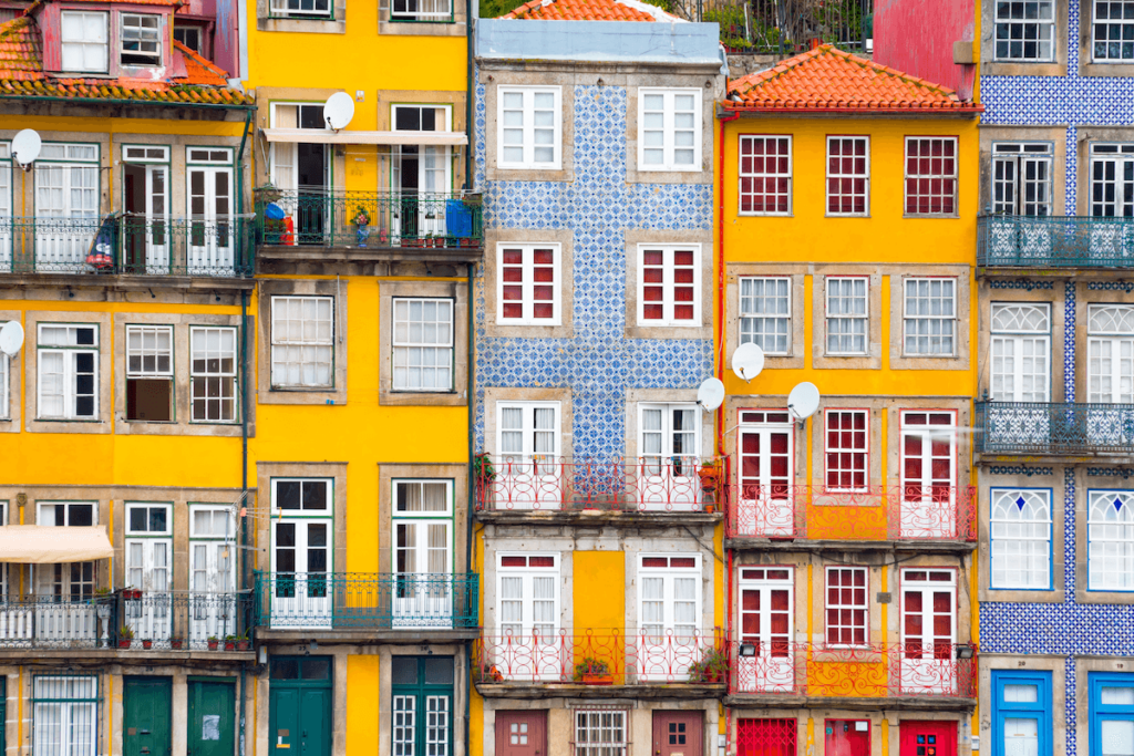 Colorida fachada en Ribeira, Oporto (Portugal)