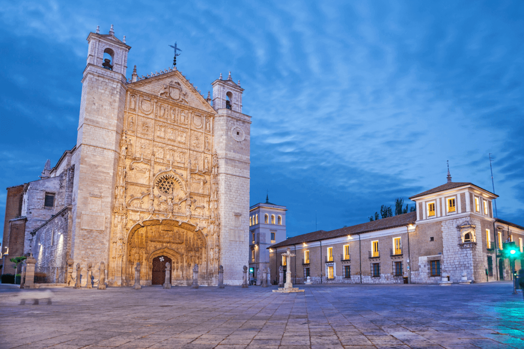 Plaza de San Pablo, con la iglesia de San Pablo y el Palacio de Pimentel