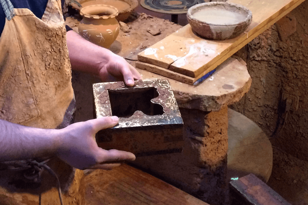 Piezas que reproducen los ladrillos diseñados por Gaudí en el Alfa-Museo de Jiménez de Jamuz, en la provincia de León
