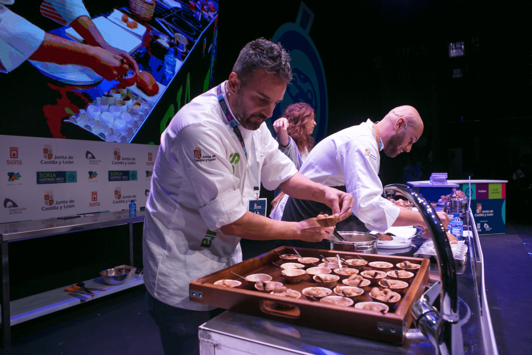Imagen de cocineros elaborando platos con hongos en Soria