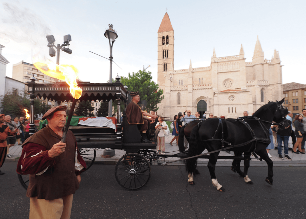 La comitiva fúnebre en honor del príncipe irlandés Red Hugh O`Donnell pasa por delante de la iglesia de la Antigua
