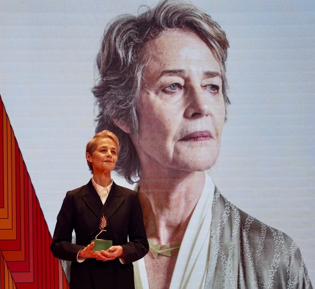 La actriz británica Charlotte Rampling recibe la Espiga de Honor de la 68 edición de la Seminci