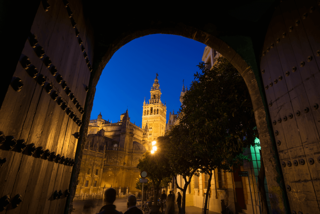 Sevilla está unida a América por el Descubrimiento del continente por Cristóbal Color el 12 de octubre del año 1492