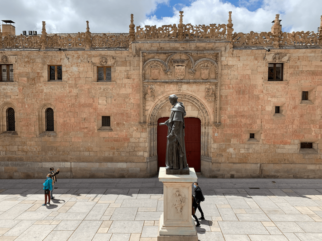 UniversidadSalamanca.FrayLuis Patio de Escuelas Mayores de la Universidad de Salamanca con la estatua de Fray Luis de León