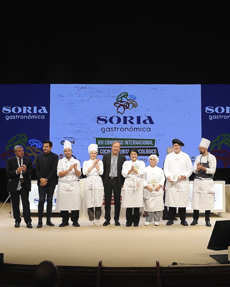 Soria Gastronómica consolida su carácter internacional. En la imagen, el director general de Turismo de Castilla y León, Ángel González, en la entrega de premios del I Campeonato de Hamburguesas Micológicas celebrado dentro del Congreso
