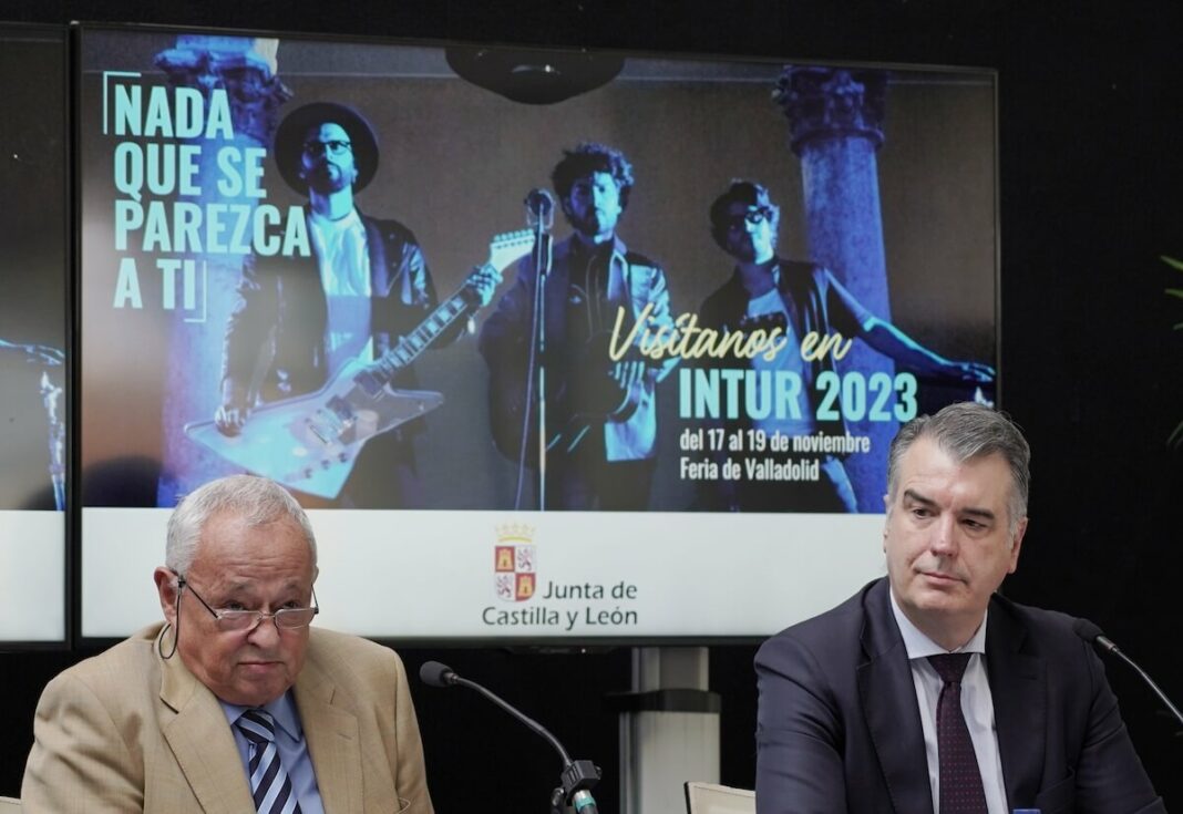 Gonzalo Santonja, consejero de Cultura y Turismo de Castilla y León, y el director general de la Feria de Valladolid, Alberto Alonso, en la presentació de Intur 2023
