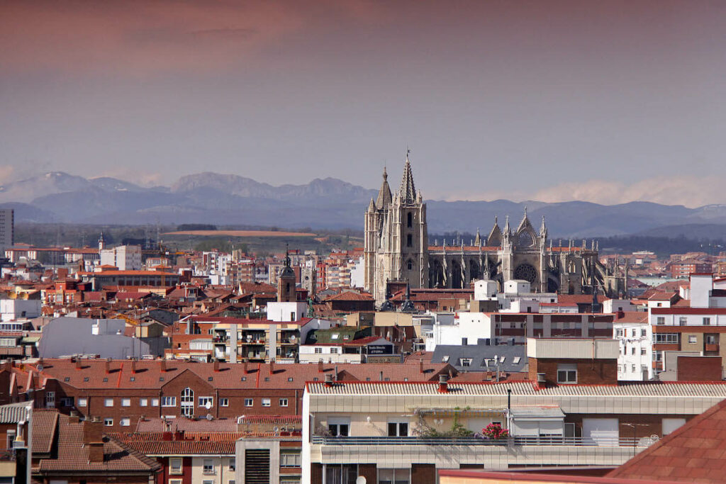 Vista general de la ciudad de León, con su Catedral gótica al fondo