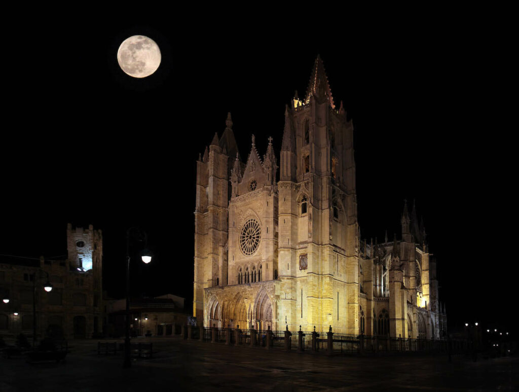 La Catedral de León, en una imagen nocturna con la luna llena
