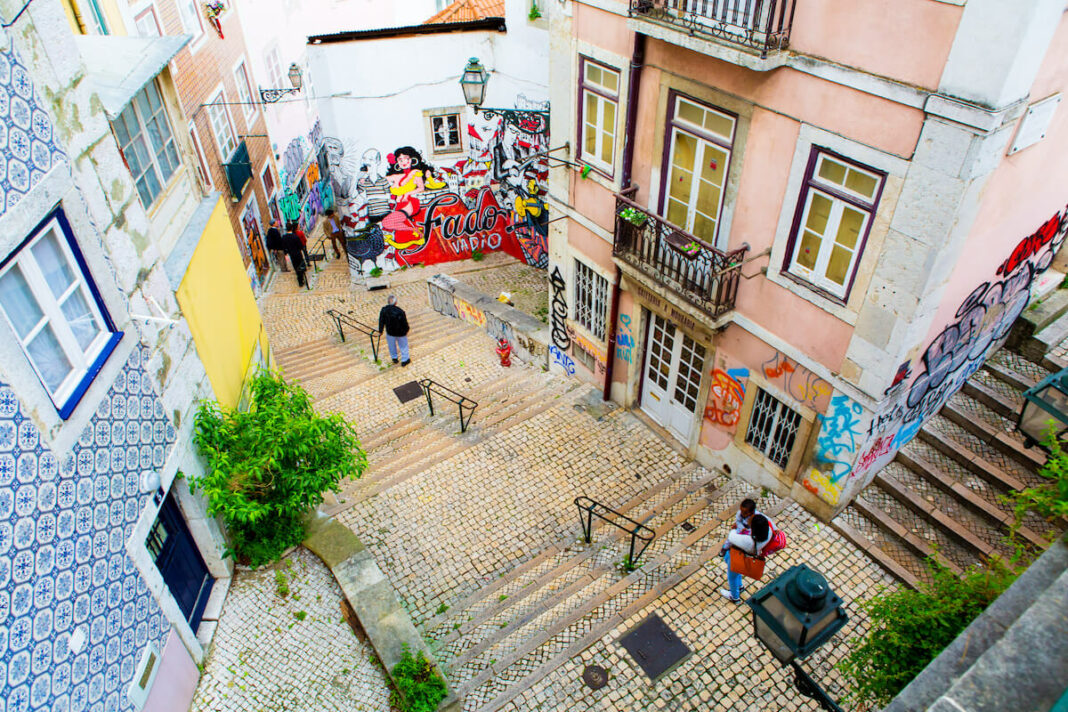 LisboabarioAlfama ok Calle empinada en el barrio de Alfama de Lisboa, Portugal