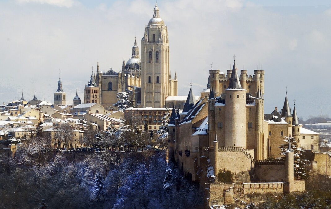 Segovia-alcazar-y-catedral-nieve-2-full (1) Imagen del alcázar y la catedral de Segovia en una imagen con nieve