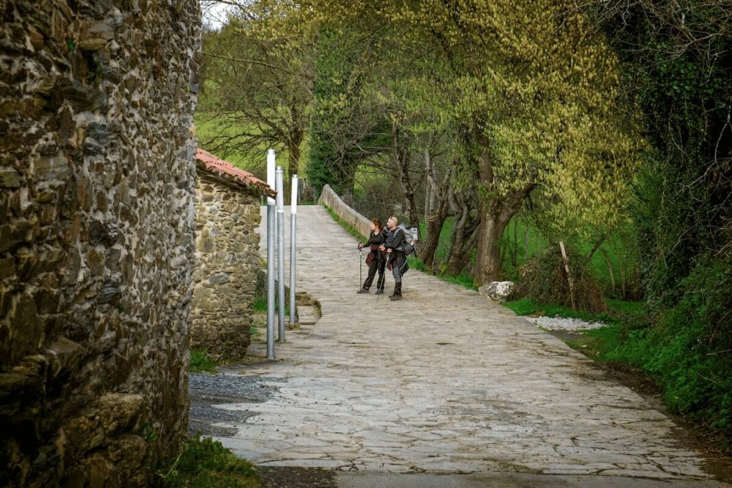 Peregrinos por el ponte Ribadiso, Galicia