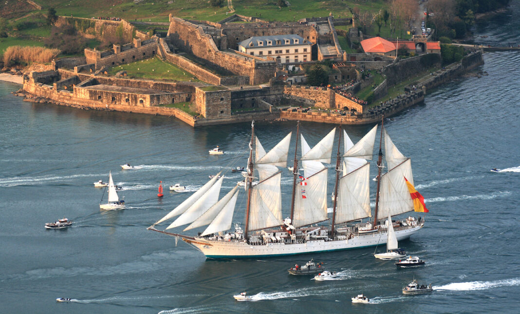 Ría de Ferrol, con el fuerte de San Felipe al fondo, y un velero cruzando la ría