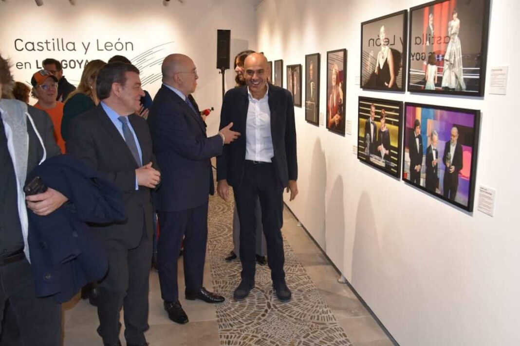 Goya-expocine (1) El consejero de Presidencia de la Junta de Castilla y León, Luis Miguel González Gago, en la exposición con motivo de la gala de los premios Goya que se celebrará en Valladolid en febrero de 2024