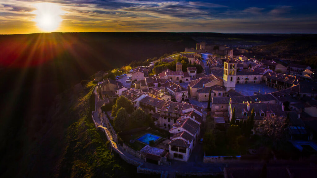 Vista aérea nocturna de la localidad medieval de Pedraza, en la provincia de Segovia