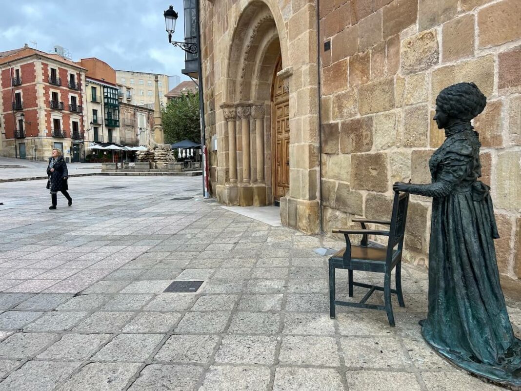 Soria-leonor Escultura dedicada a Leonor Izquierdo, esposa del poeta Antonio Machado, en la ciudad de Soria